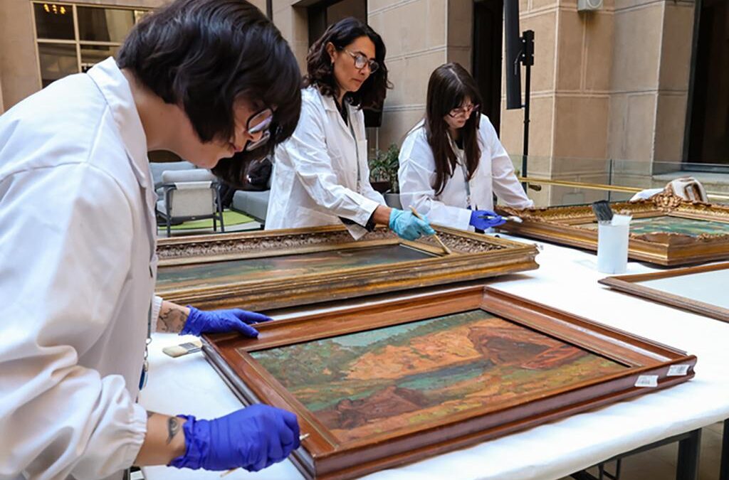 Facultad de Artes Uchile lidera restauración de histórica colección pictórica del Banco Central